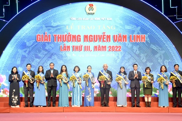 Trao tặng Giải thưởng Nguyễn Văn Linh năm 2022 cho 10 cán bộ Công đoàn xuất sắc - Anh 2