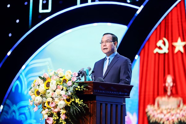 Trao tặng Giải thưởng Nguyễn Văn Linh năm 2022 cho 10 cán bộ Công đoàn xuất sắc - Anh 1