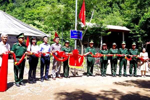 Đem ‘Ánh sáng vùng biên’ về với đồng bào Vân Kiều - Anh 1