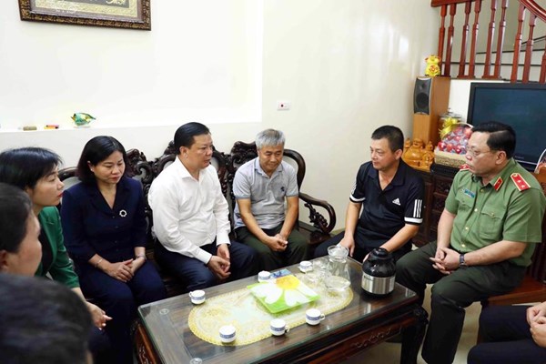 Hà Nội truy tặng bằng khen cho 3 chiến sĩ hy sinh trong vụ cháy tại quận Cầu Giấy - Anh 1