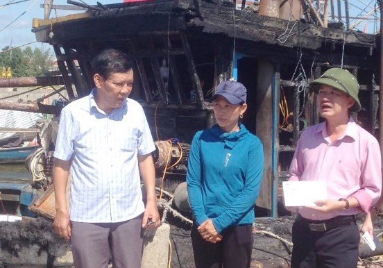 Quảng Bình: Thăm và hỗ trợ 4 ngư dân có tàu cá bị cháy - Anh 1