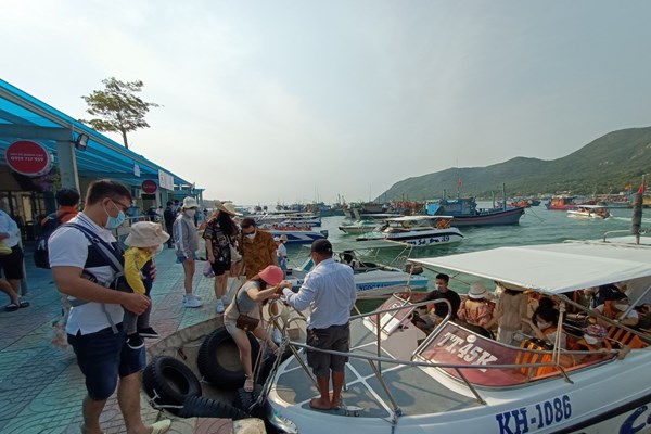 Khánh Hòa: Đề nghị đóng cửa bến thủy nội địa Bến tàu du lịch Cầu Đá - Anh 1