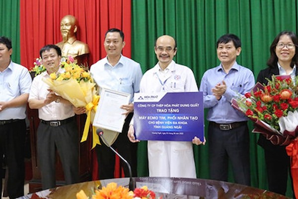 Quảng Ngãi: Hòa Phát trao tặng máy ECMO trị giá 2,8 tỉ đồng cho Bệnh viện Đa khoa tỉnh - Anh 1