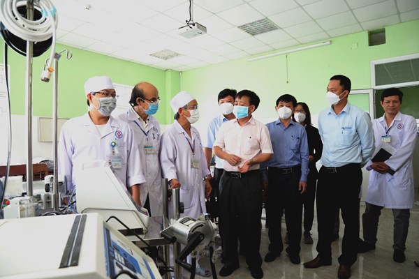 Quảng Ngãi: Hòa Phát trao tặng máy ECMO trị giá 2,8 tỉ đồng cho Bệnh viện Đa khoa tỉnh - Anh 2