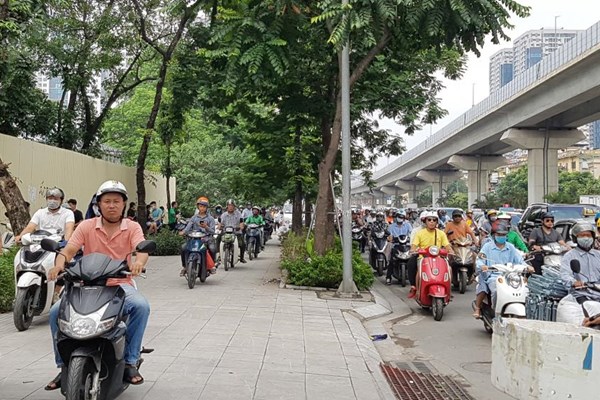 Thí điểm 1 tháng phân làn riêng cho ô tô, xe máy trên đường Nguyễn Trãi từ ngày 6.8 - Anh 1
