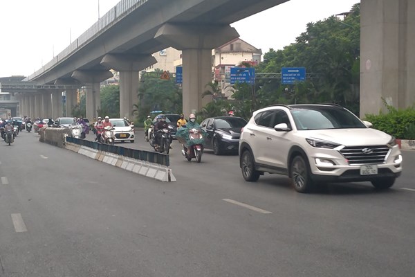 Lúng túng ngày đầu tách làn ô tô, xe máy trên đường Nguyễn Trãi - Anh 1
