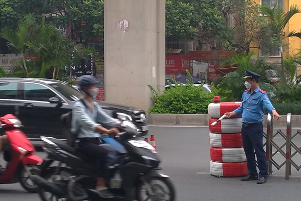 Lúng túng ngày đầu tách làn ô tô, xe máy trên đường Nguyễn Trãi - Anh 2