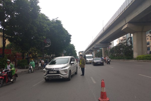 Lúng túng ngày đầu tách làn ô tô, xe máy trên đường Nguyễn Trãi - Anh 3