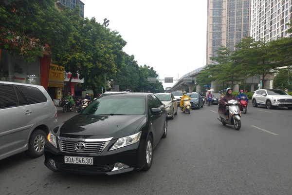 Lúng túng ngày đầu tách làn ô tô, xe máy trên đường Nguyễn Trãi - Anh 6
