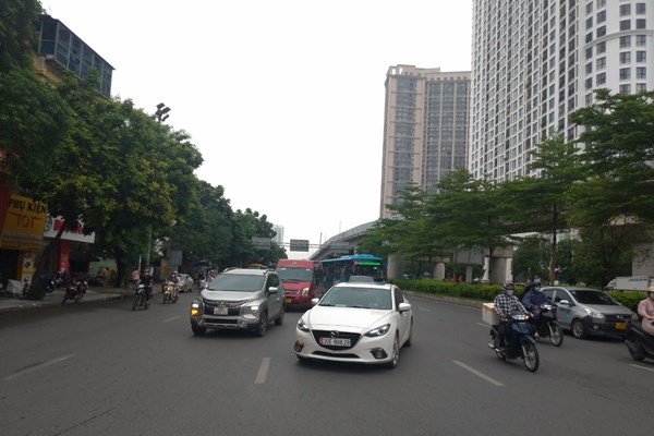 Lúng túng ngày đầu tách làn ô tô, xe máy trên đường Nguyễn Trãi - Anh 7