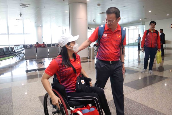 Đoàn thể thao người khuyết tật về nước sau kỳ tích tại ASEAN Para Games 11 - Anh 2