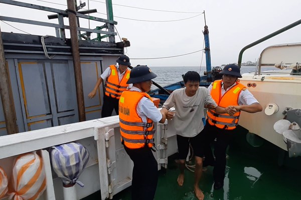 Bộ Tư lệnh Vùng 3 Hải quân lai dắt tàu cá cùng 2 ngư dân về đảo Lý Sơn an toàn - Anh 1