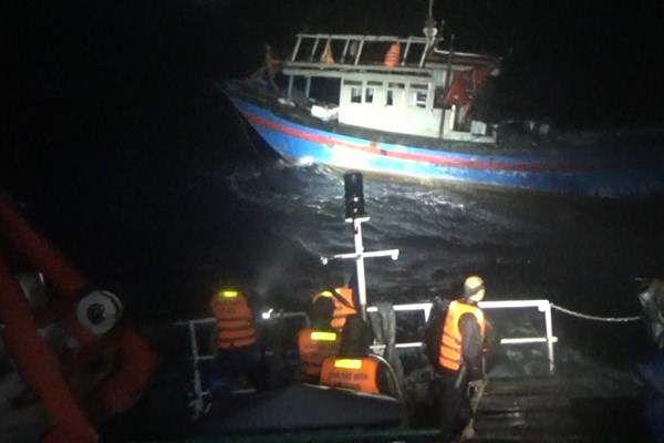 Vượt sóng lớn trong đêm, cứu ngư dân gặp nạn - Anh 1
