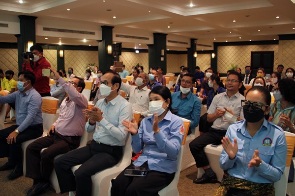 Khán giả Campuchia xúc động với chương trình nghệ thuật của các nghệ sĩ Việt Nam - Anh 7