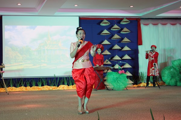 Khán giả Campuchia xúc động với chương trình nghệ thuật của các nghệ sĩ Việt Nam - Anh 6