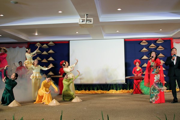 Khán giả Campuchia xúc động với chương trình nghệ thuật của các nghệ sĩ Việt Nam - Anh 8