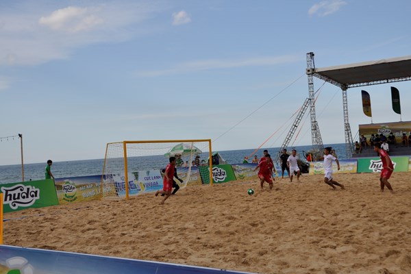 Trải nghiệm không khí lễ hội bóng đá biển Huda năm 2022 - Anh 1
