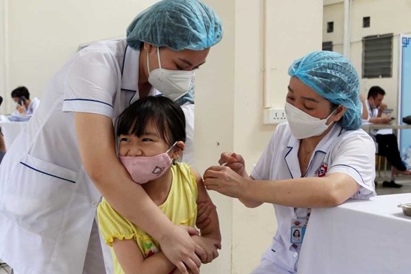 Quảng Ninh sẽ hoàn thành tiêm vắc xin cho trẻ trước ngày 22.8 - Anh 1
