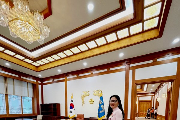 Khách du lịch xếp hàng vào thăm Nhà Xanh phủ Tổng thống Hàn Quốc - Anh 4