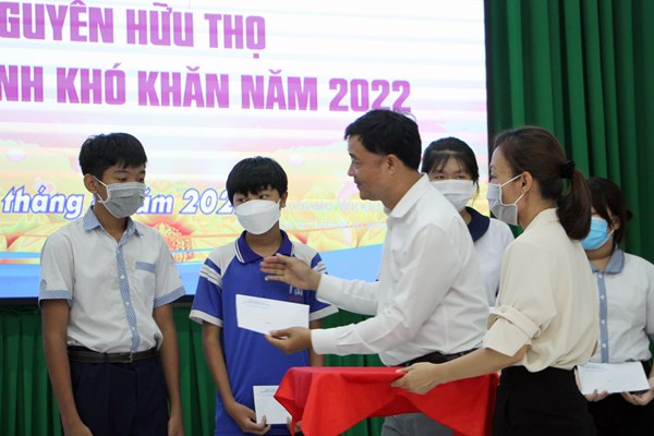 TP.HCM: Trao học bổng Nguyễn Hữu Thọ cho học sinh khó khăn tại Củ Chi - Anh 1