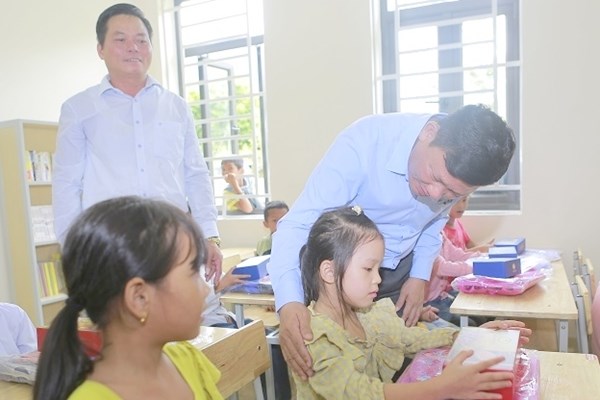 Thôn nghèo của huyện vùng cao xứ Thanh có trường học mới - Anh 1