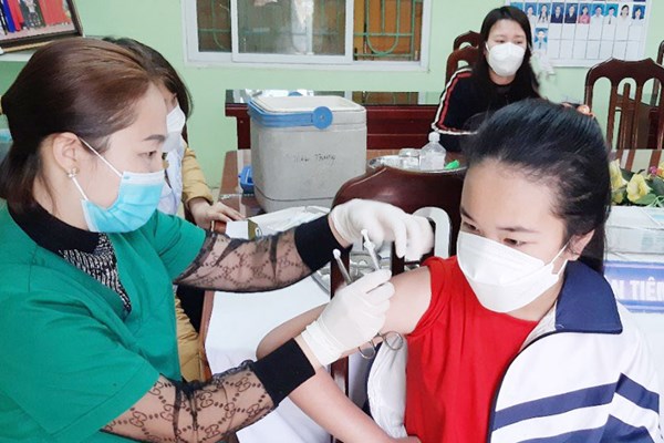 Bắc Giang: Đẩy nhanh tiến độ tiêm vắc xin, đảm bảo an toàn sức khỏe người dân - Anh 1