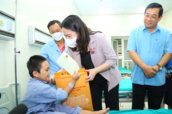 Phó Chủ tịch nước tặng quà cho trẻ em sau phẫu thuật dị tật - Anh 1