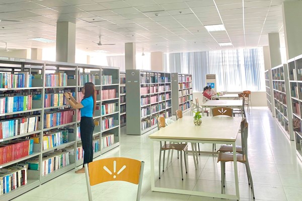 Thư viện Kiên Giang luân chuyển 3.744 bản sách, tạp chí đến Trại giam Kênh 7 - Anh 1