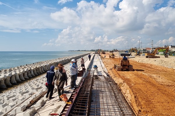 Quảng Ngãi: Xây dựng kè chống sạt lở bờ biển tạo điều kiện phát triển du lịch - Anh 2