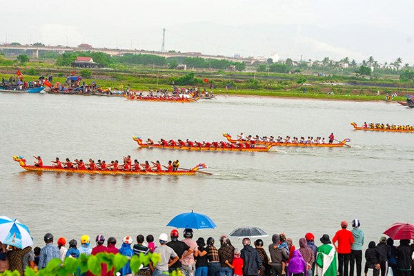 Tưng bừng Lễ hội đua thuyền truyền thống mừng Tết Độc lập ở Quảng Bình - Anh 3