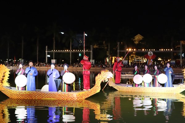 Bắc Ninh diễn xướng dân ca Quan họ trên thuyền mừng Tết Độc lập - Anh 2