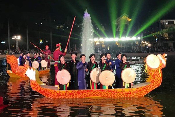 Bắc Ninh diễn xướng dân ca Quan họ trên thuyền mừng Tết Độc lập - Anh 1