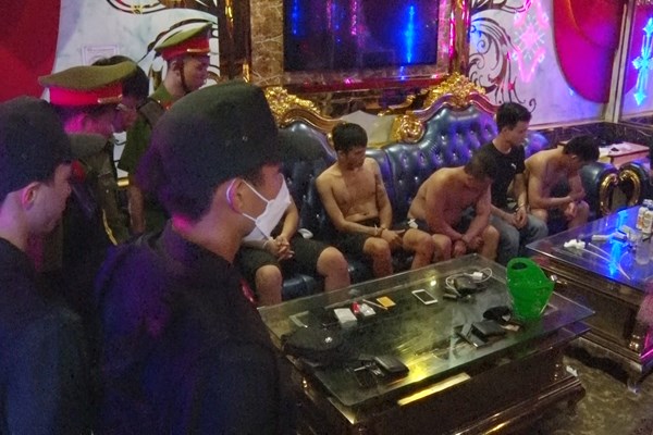 Quảng Bình: Phát hiện 37 người dương tính với ma tuý trong quán karaoke - Anh 1