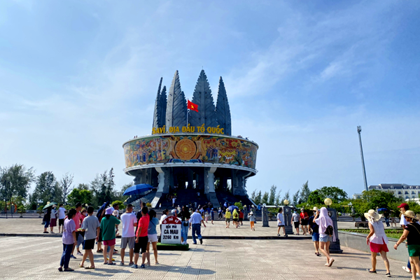 Quảng Ninh: Khách du lịch dịp lễ 2.9 tăng 110% so với khi chưa có dịch Covid-19 - Anh 1