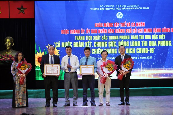 Trường ĐH Văn hóa TP.HCM khai giảng và đón nhận nhiều phần thưởng cao quý - Anh 4