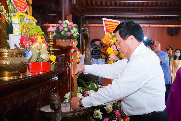 Dâng hương tưởng niệm Tổng Bí thư Lê Hồng Phong - Anh 1
