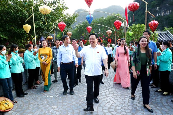 Chủ tịch Quốc hội Vương Đình Huệ thăm khu du lịch sinh thái Tràng An - Anh 1