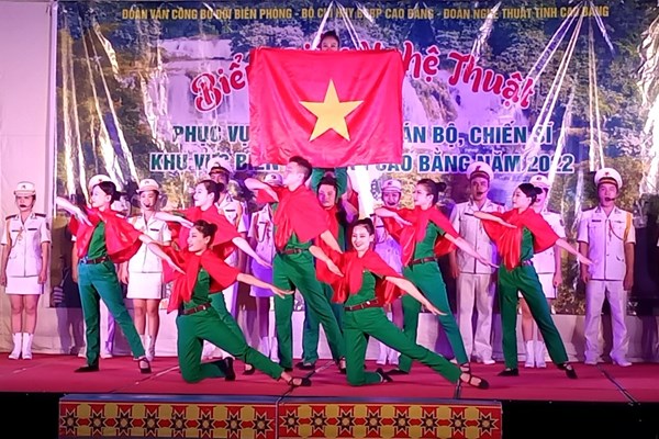 Biểu diễn nghệ thuật phục vụ chiến sĩ, nhân dân vùng biên tỉnh Cao Bằng - Anh 1