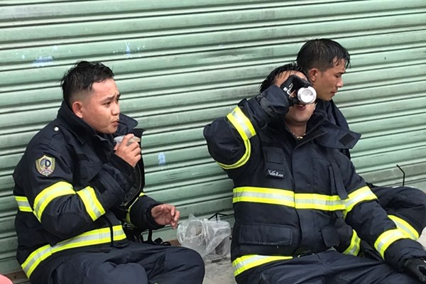 Các chiến sĩ PCCC nỗ lực tìm kiếm, cứu hộ vụ cháy karaoke Bình Dương - Anh 7
