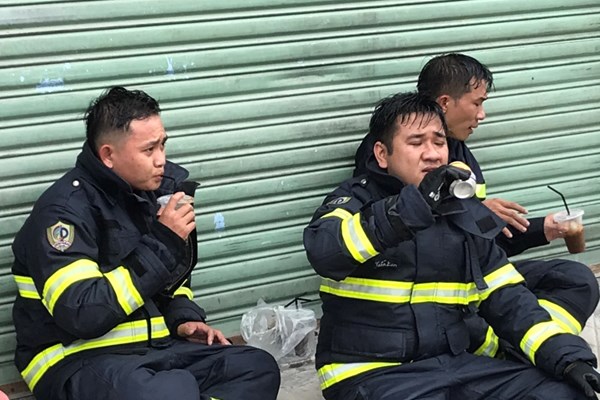Các chiến sĩ PCCC nỗ lực tìm kiếm, cứu hộ vụ cháy karaoke Bình Dương - Anh 8