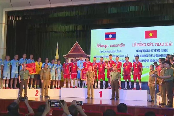 Bế mạc Giải bóng đá chào mừng kỷ niệm 60 năm quan hệ Việt Nam - Lào - Anh 1