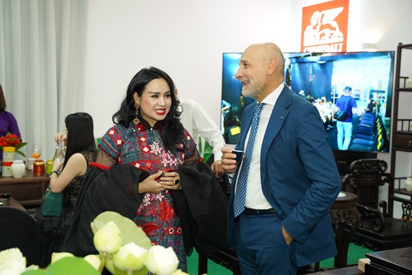Đại sứ Italia tự hào là một phần hỗ trợ quảng bá di sản áo dài Việt Nam ra thế giới - Anh 2