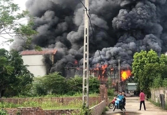 Phó Thủ tướng chỉ đạo khắc phục hậu quả vụ cháy xưởng chăn, ga, gối, đệm tại Thanh Oai, Hà Nội - Anh 1