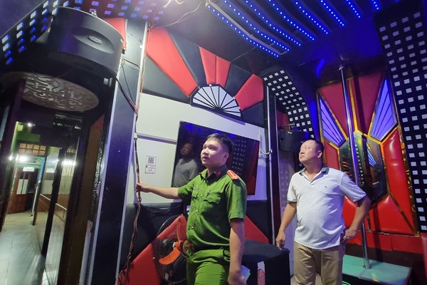 Quảng Ngãi: Siết chặt an toàn phòng cháy tại các quán karaoke - Anh 3