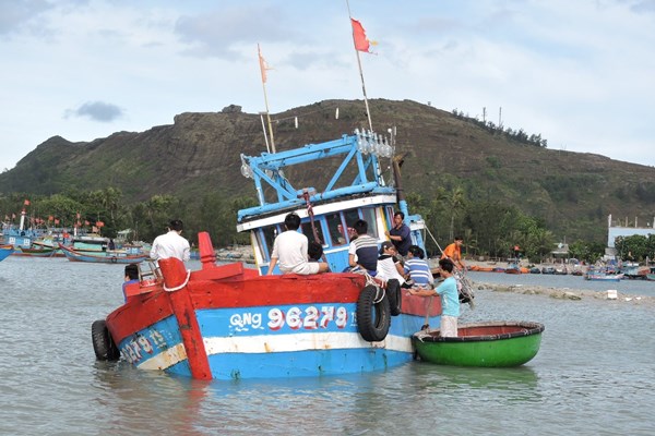 Tiếp cận, lai dắt tàu cá ngư dân Quảng Ngãi gặp nạn vào đảo Song Tử Tây an toàn - Anh 1