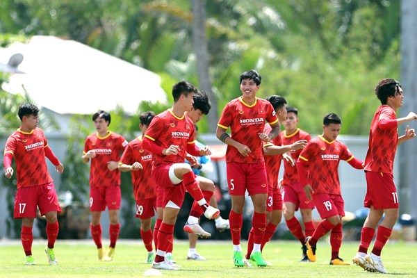 Tuyển Việt Nam trở lại tập luyện sau trận thắng Singapore - Anh 1