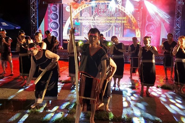 Kon Tum: Gần 600 nghệ nhân biểu diễn cồng, chiêng xoang truyền thống - Anh 1