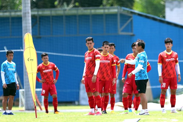 Tuyển Việt Nam tích cực tập luyện chuẩn bị cho trận đấu với Ấn Độ - Anh 1