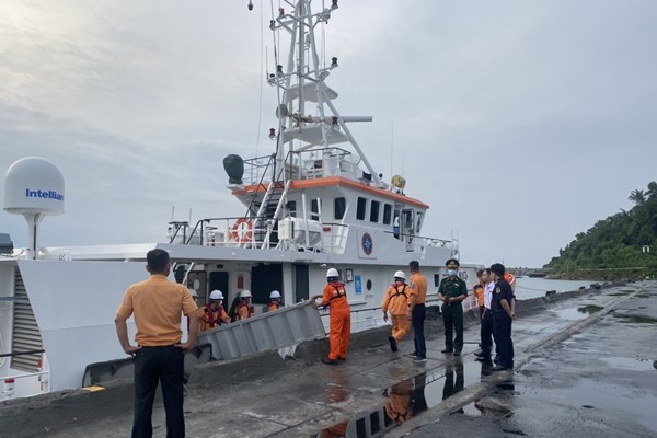 Thừa Thiên Huế: Cứu 14 thuyền viên của tàu hàng bị hư máy trên biển - Anh 1