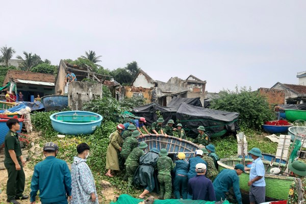 Bình Định: Các lực lượng vũ trang, dân quân, thanh niên giúp ngư dân “chạy bão” - Anh 2